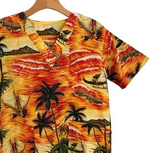 Women's Scrub Top - Hawaiian Print - Like New